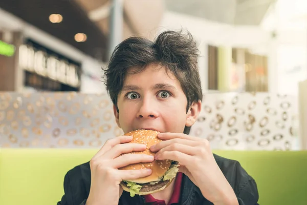 Kafede Hamburger Yiyen Genç Bir Çocuk — Stok fotoğraf