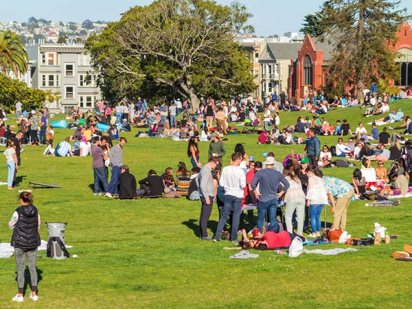San Francisco, Usa - 28 Mayıs 2018: Dolores Park ziyaretçileri San Francisco arka planı, Ca.