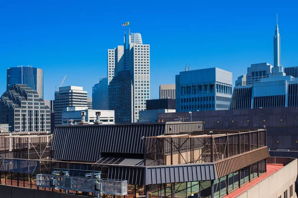 San Francisco şehir merkezinde güneşli bir günde tipik binalar ve gökdelenler. Kaliforniya, Usa
