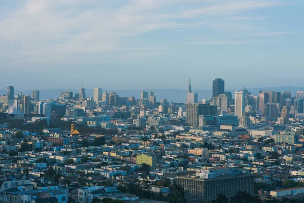 Binaları olan panoramik şehir manzarası 