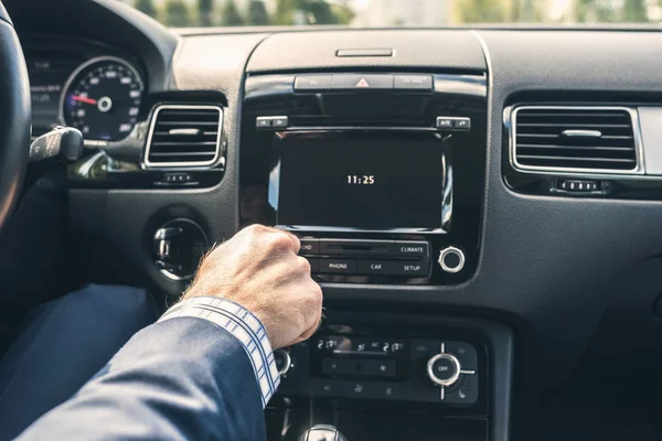 Selektive Fokussierung Des Mannes Mit Car Audio Stereoanlage Während Der — Stockfoto