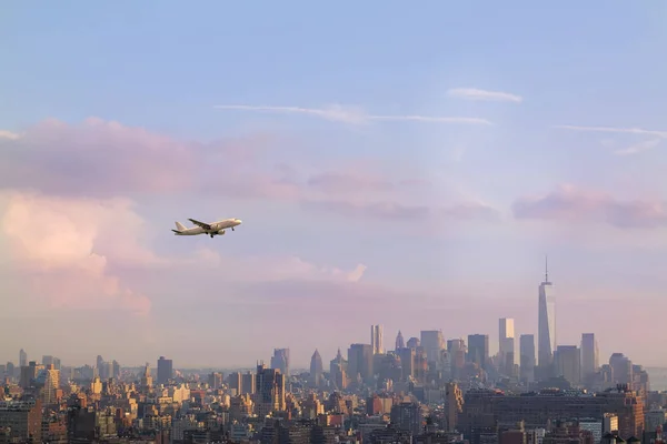 New York City Skyline Bei Sonnenuntergang Mit Flugzeug Himmel — Stockfoto