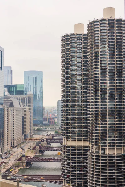 Chicago ufuk çizgisinde ve şehir merkezinde hava manzarası. Köprüleri olan Chicago Nehri. Illinois, Usa