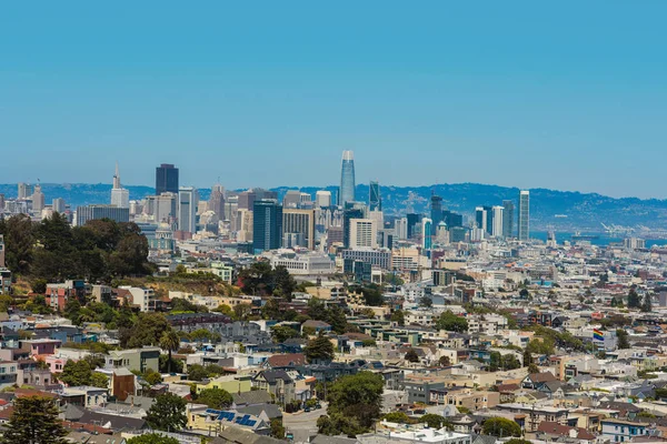 San Francisco şehri ve güneşli bir günde şehir merkezinin ufuk çizgisi. Kaliforniya, Usa