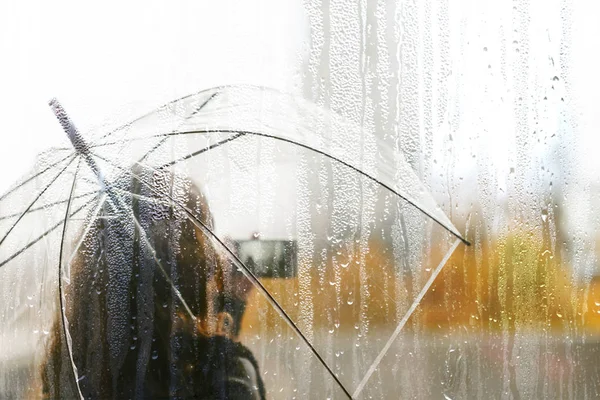 Uma Silhueta Mulher Com Guarda Chuva Transparente Através Janela Molhada — Fotografia de Stock