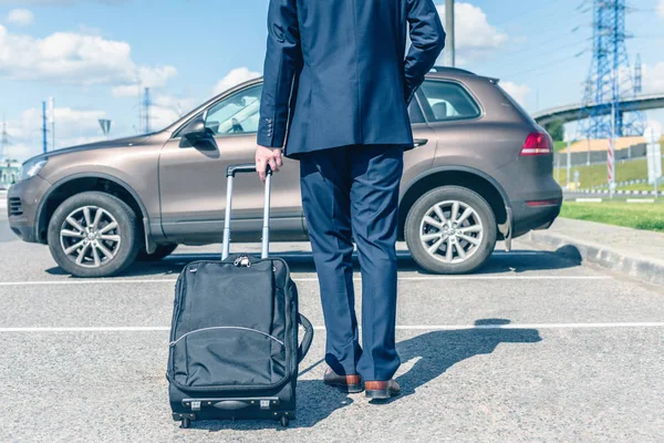 Mann Blauen Anzug Mit Koffer Auf Dem Flughafenparkplatz Vor Der — Stockfoto