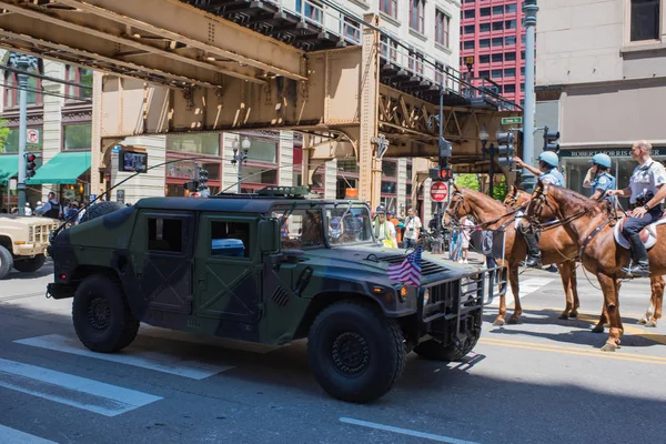 Chicago, Illinois - 26 Mayıs 2018: Anma Günü Yürüyüşü katılımcıları sokağa çıktı
