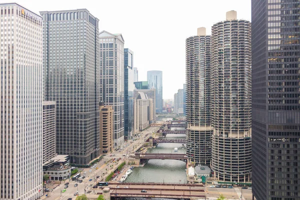 Chicago ufuk çizgisinde ve şehir merkezinde hava manzarası. Köprüleri olan Chicago Nehri. Illinois, Usa