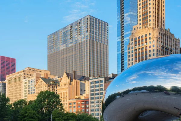Chicago Usa Května 2018 Odraz Městských Staveb Kovovém Povrchu Cloud — Stock fotografie