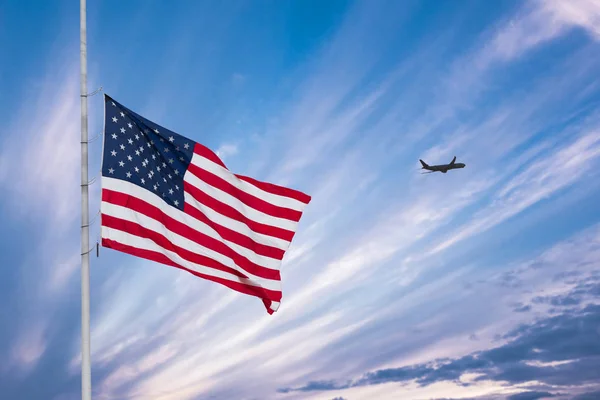 Amerikaanse Vlag Blauwe Lucht — Stockfoto