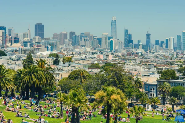 San Francisco, Usa - 28 Mayıs 2018: Dolores Park ziyaretçileri San Francisco arka planı, Ca. 