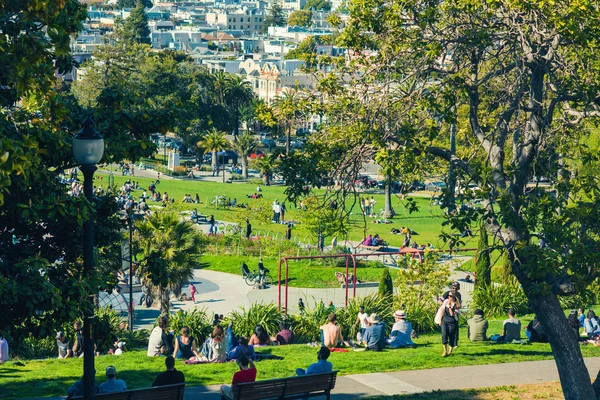San Francisco, Usa - 28 Mayıs 2018: Dolores Park ziyaretçileri San Francisco arka planı, Ca. 