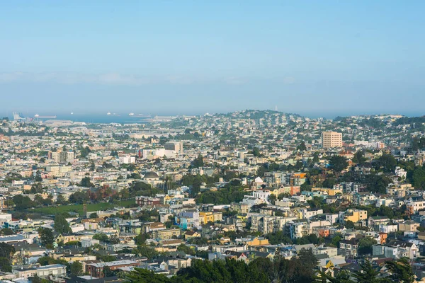 San Francisco şehri ve güneşli bir günde şehir merkezinin ufuk çizgisi. Kaliforniya, Usa