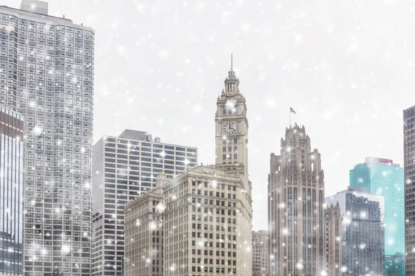Chicago şehir merkezinde ve kar yağışında gökdelenler, Illinois, Usa
