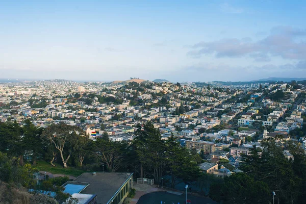Gökyüzü altındaki şehir manzarasının panoramik görünümü