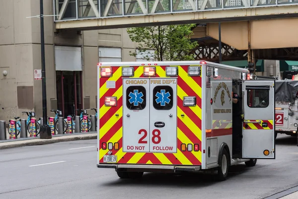 Chicago, Illinois - 19 Mayıs 2018: Chicago caddesinde itfaiye aracı