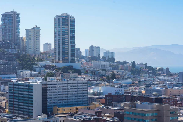 San Francisco şehir merkezinde güneşli bir günde tipik binalar ve gökdelenler. Kaliforniya, Usa
