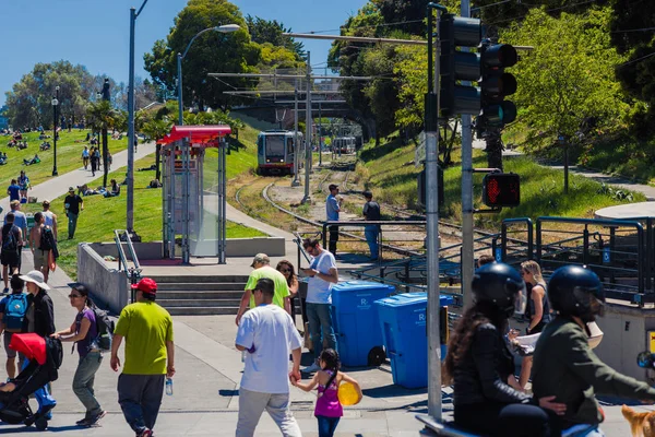Gündüz vakti şehrin sokaklarında yürüyorum.  