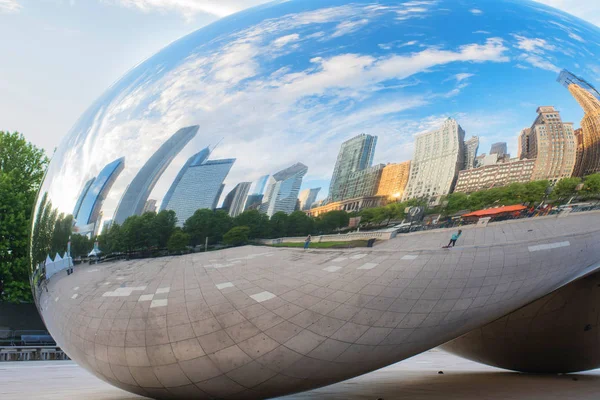 Chicago, Usa - 26 Mayıs 2018: Chicago 'daki Milenyum Parkı olarak da bilinen Bulut Kapısı' nın metal yüzeyinde şehir binalarının yansıması. Illinois, Amerika Birleşik Devletleri.
