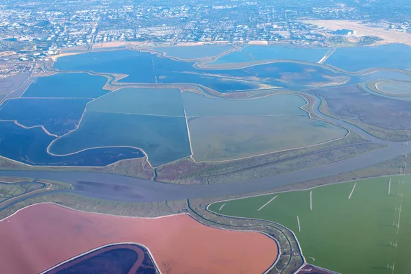 Don Edwards 'daki Tuz Göletleri' nin havadan görünüşü. San Francisco Körfezi Ulusal Vahşi Yaşam Sığınağı. Kaliforniya mı? Usa