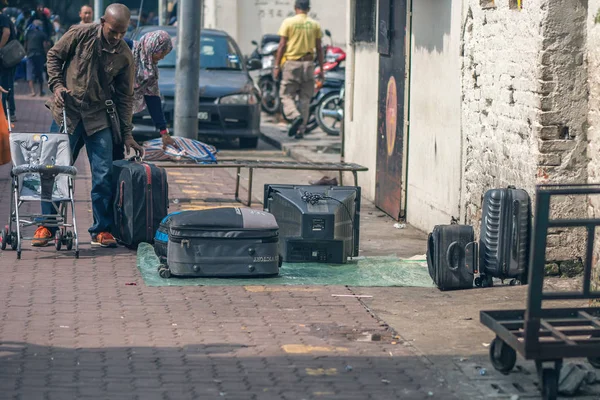 İtalya 'da bir sokakta genç bir kız