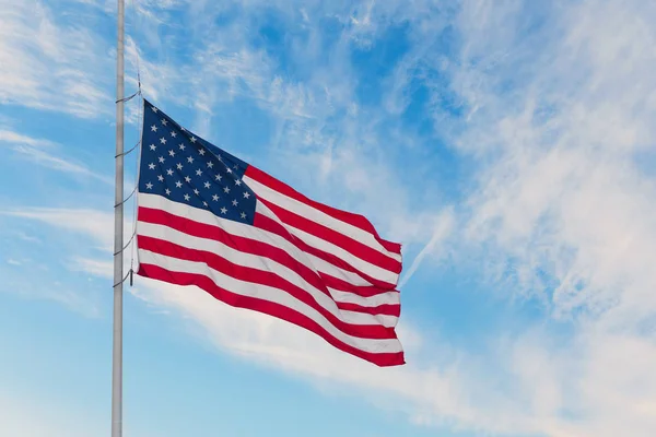 Bandeira Americana Fundo Céu Por Sol — Fotografia de Stock