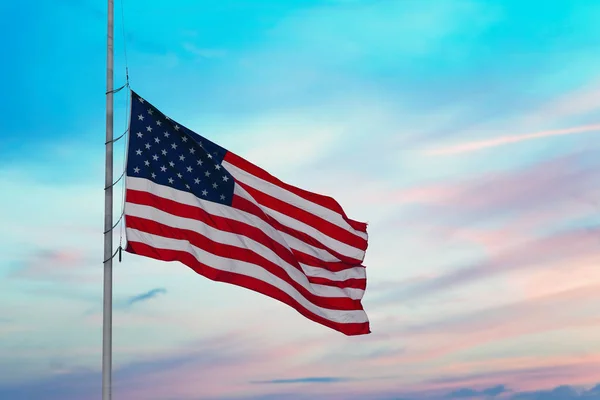 Bandeira Americana Fundo Céu Por Sol — Fotografia de Stock