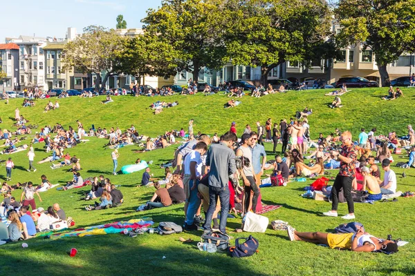 San Francisco, Usa - 28 Mayıs 2018: Dolores Park ziyaretçileri San Francisco arka planı, Ca.