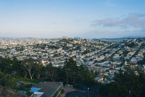  San Francisco şehri ve güneşli bir günde şehir merkezinin ufuk çizgisi. Kaliforniya, Usa