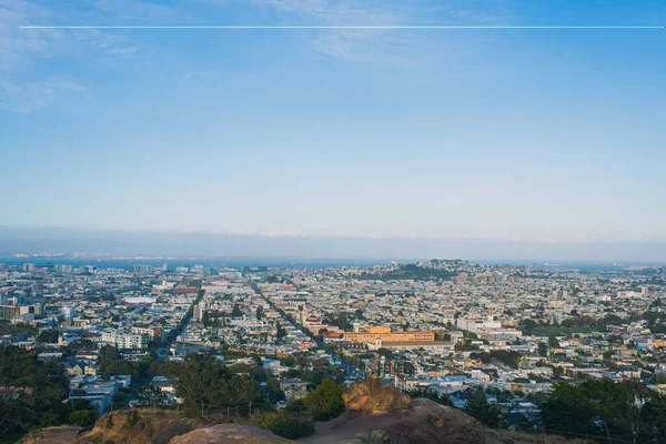 Binaları olan panoramik şehir manzarası 