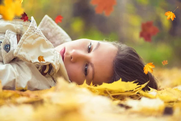 Porträt Einer Traurigen Schönen Jungen Frau Die Mit Bunten Ahornblättern — Stockfoto