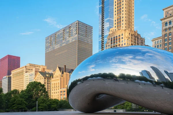 芝加哥 Usa 2018年5月26日 城市建筑在云门金属表面的反射 也被称为Bean 千禧年公园 美利坚合众国伊利诺伊州 — 图库照片