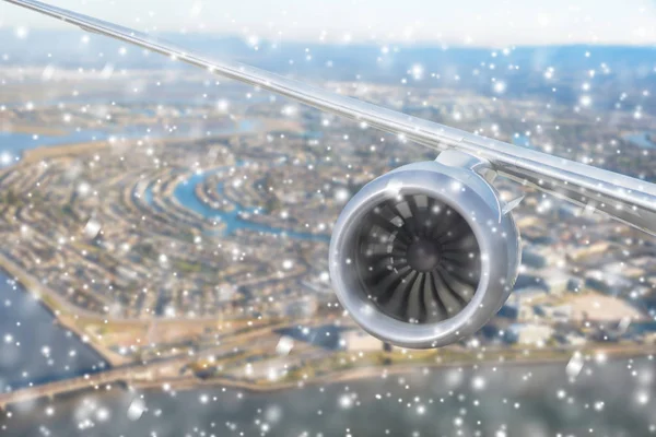 Kış kar yağışında Redwood Kıyısı Denizcilik Parkı ve Foster şehrinin üzerinde uçak motoru. San Francisco mu? Kaliforniya mı? Usa