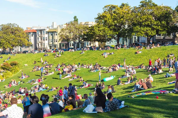 San Francisco, Usa - 28 Mayıs 2018: Dolores Park ziyaretçileri San Francisco arka planı, Ca.