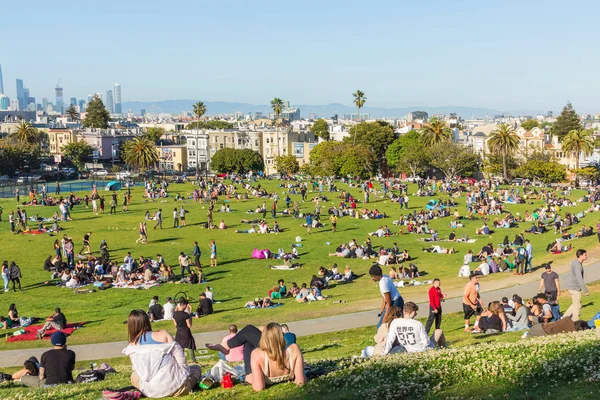 San Francisco, Usa - 28 Mayıs 2018: San Francisco geçmişi ve hafta sonları Dolores Park ziyaretçileri. 
