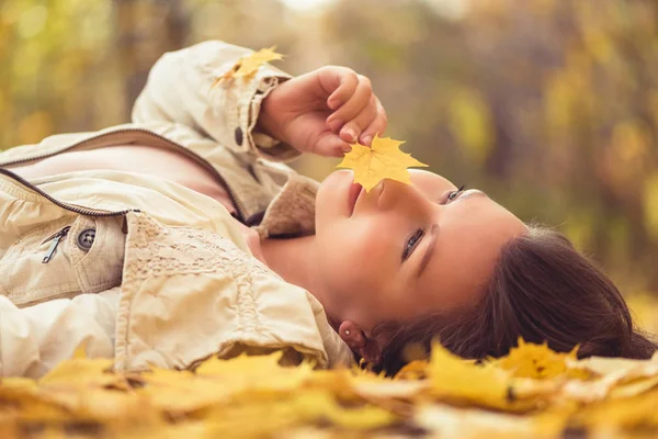 Retrato Una Hermosa Joven Tumbada Suelo Bosque Otoño Con Hojas — Foto de Stock