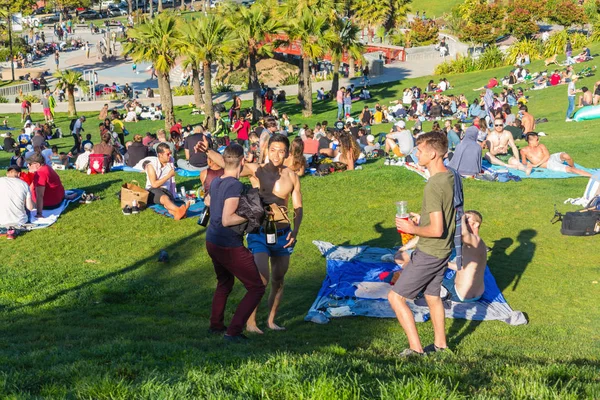 Parktaki bir grup insan