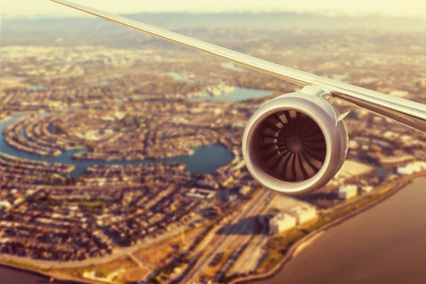 Redwood Shores State Deniz Parkı ve Foster şehrinin üstündeki uçak motoru. San Francisco mu? Kaliforniya mı? Usa