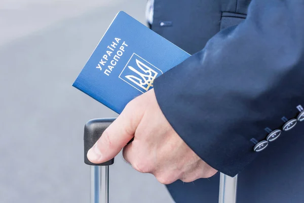Egy Férfi Kék Öltönyben Bőrönddel Ukrán Útlevéllel Reptéren Üzleti Koncepciója — Stock Fotó