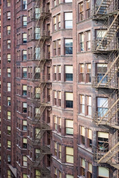 Evin pencereleri olan eski tuğla duvar.