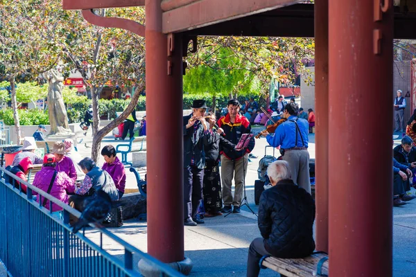 İnsanlar gündüz vakti parkta dinleniyorlar.