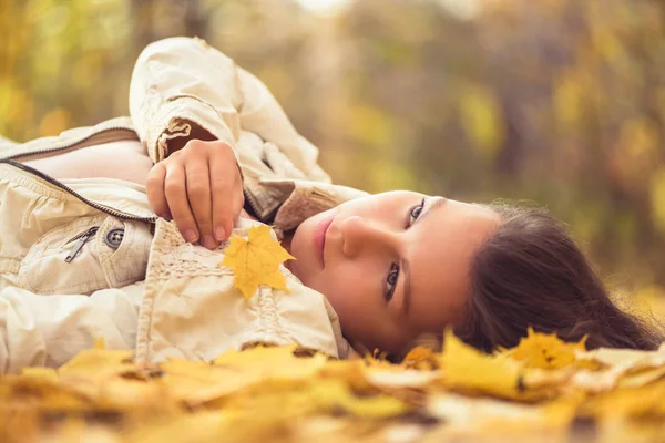 Портрет Красивой Молодой Женщины Лежащей Земле Осеннего Леса Красочными Кленовыми — стоковое фото