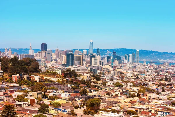 Güneşli bir günde gökdelenli şehir manzarası 