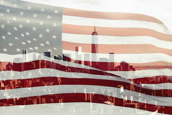 Amerikan bayrağı ve New York City, Manhattan 'ın gökdelenleriyle çifte çekim. Usa. Kavram