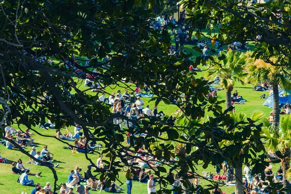 San Francisco, Usa - 28 Mayıs 2018: Dolores Park ziyaretçileri San Francisco arka planı, Ca. 