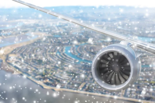 Kış kar yağışında Redwood Kıyısı Denizcilik Parkı ve Foster şehrinin üzerinde uçak motoru. San Francisco mu? Kaliforniya mı? Usa