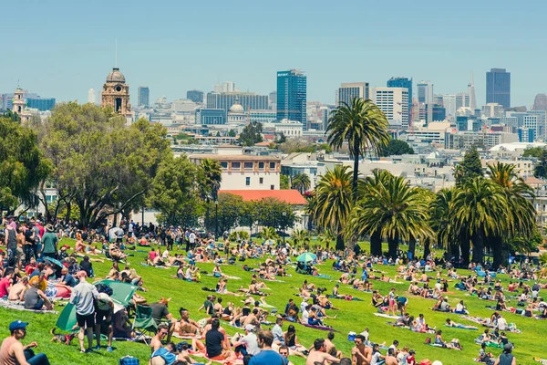San Francisco, Usa - 28 Mayıs 2018: Dolores Park ziyaretçileri San Francisco arka planı, Ca. 