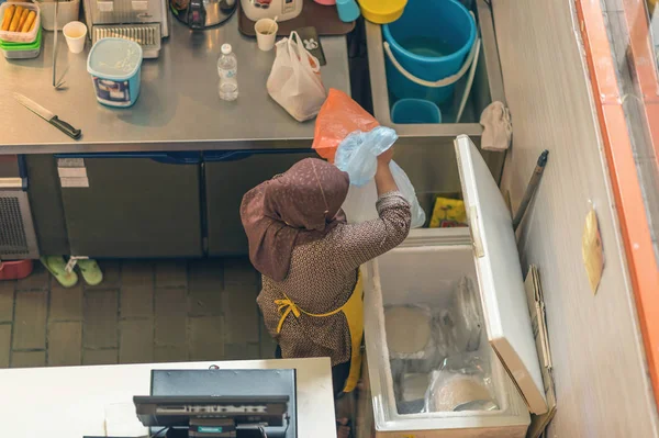 Mutfakta Buzdolabının Yanında Fularlı Bir Arap Kadın Üst Görünüm — Stok fotoğraf