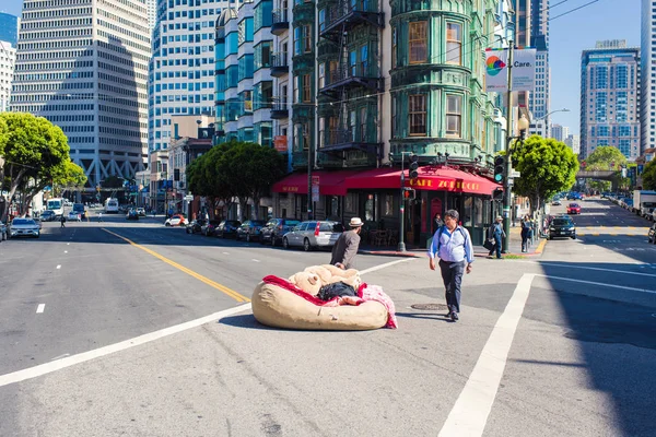 San Francisco, Usa - 30 Mayıs 2018: Şapkalı bir adam, Columbus Kulesi köşesindeki eşyalarla dolu bir çantayı sürüklüyor.. 