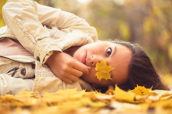 Портрет Красивой Молодой Женщины Лежащей Земле Осеннего Леса Красочными Кленовыми — стоковое фото